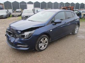 damaged passenger cars Opel Astra 1.5 CDTI Innovation HB 2020/10