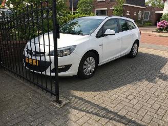 Voiture accidenté Opel Astra 1.7 CDTi 16V 110pk business 2013/6