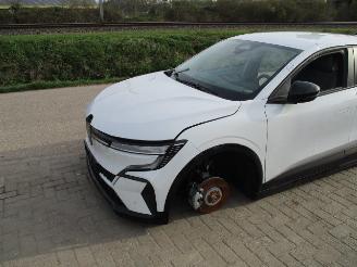 damaged passenger cars Renault Mégane  2023/1