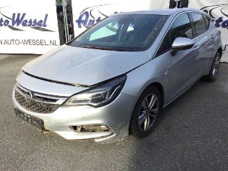 uszkodzony samochody osobowe Opel Astra 1.4 2017/2