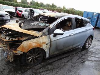 damaged passenger cars Opel Astra  2017/1