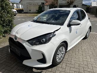 damaged passenger cars Toyota Yaris 1.5 HYBRID ACTIVE 2022/12