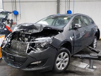 Voiture accidenté Opel Astra Astra J Sports Tourer (PD8/PE8/PF8) Combi 1.6 CDTI 16V (B16DTL(Euro 6)=
) [81kW]  (02-2014/10-2015) 2015