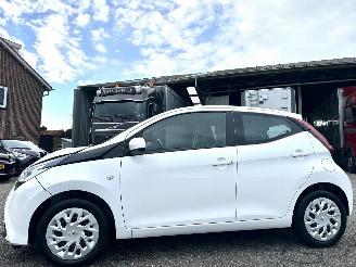 Auto incidentate Toyota Aygo 1.0 VVT-i 72pk X-Play 5drs - 31dkm nap - camera - airco - cruise - aux - usb - bleutooth - stuurbediening 2021/9