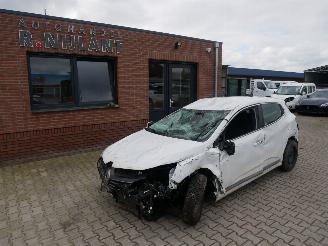 Damaged car Renault Clio V 2021/8