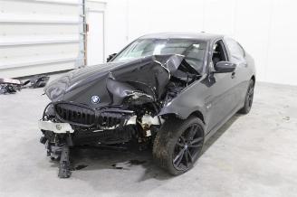 uszkodzony samochody osobowe BMW 3-serie 330 2022/11