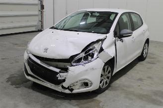 Damaged car Peugeot 208  2019/6