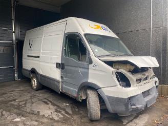 Damaged car Iveco Daily DIESEL - 2287CC - 93KW 2011/8