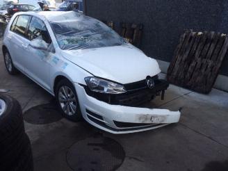 damaged passenger cars Volkswagen Golf 1600cc 2015/1
