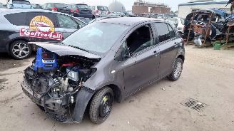 uszkodzony samochody ciężarowe Toyota Yaris 2009 1.3 16v 1NRFE Grijs 1G3 Grijs onderdelen 2009/1