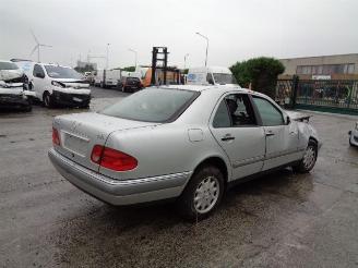 damaged passenger cars Mercedes E-klasse  1998/11